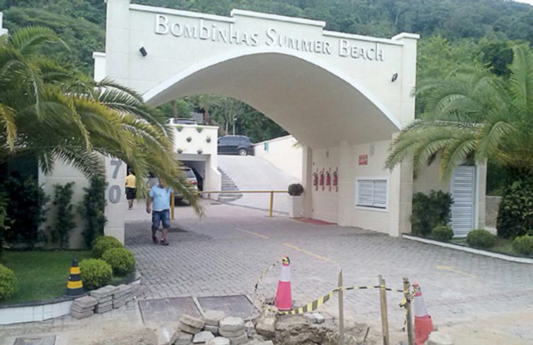 Hotel que jogava esgoto na praia é interditado em Porto Belo