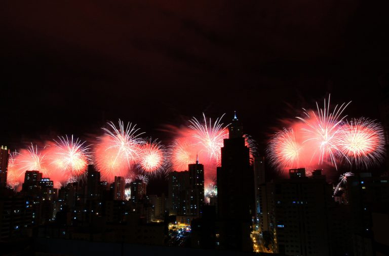 Chegada de 2018 é celebrada com show de fogos em Balneário Camboriú