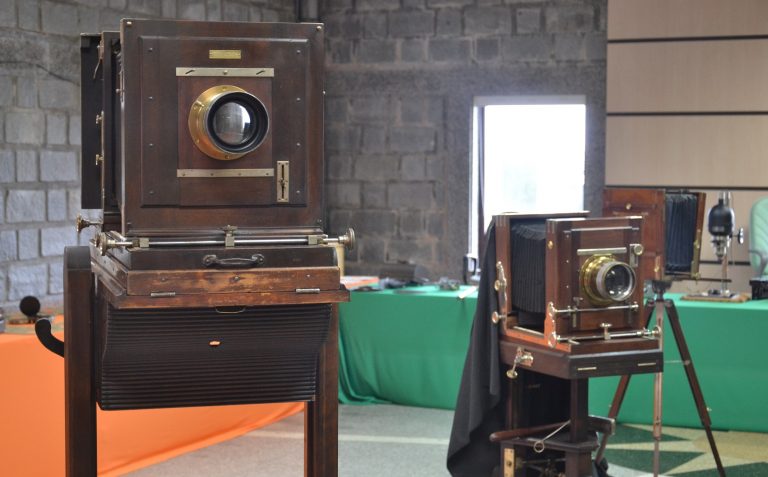 Exposição sobre história do som e da imagem segue até 31 de janeiro em Camboriú