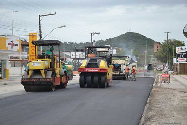 Primeiro trecho da Avenida Santa Catarina começa a ser asfaltado