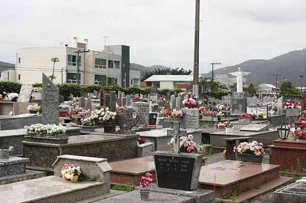 Balneário contrata empresa para prestar serviços no Cemitério da Barra