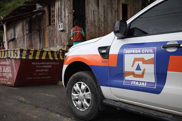 Defesa Civil de Itajaí interdita três locais devido ao risco de deslizamentos