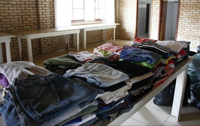 Inclusão Social de Balneário entrega doações de roupas para entidades