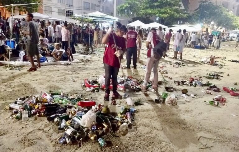 Quase 40 toneladas de lixo foram retiradas da Praia Central após o Réveillon