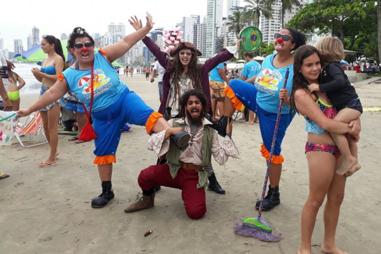 Projeto Praia Limpa realiza arrastão do bem para conscientizar banhistas em Balneário Camboriú