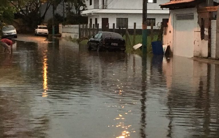 Chuvas causam alagamentos em 47 ruas de Camboriú