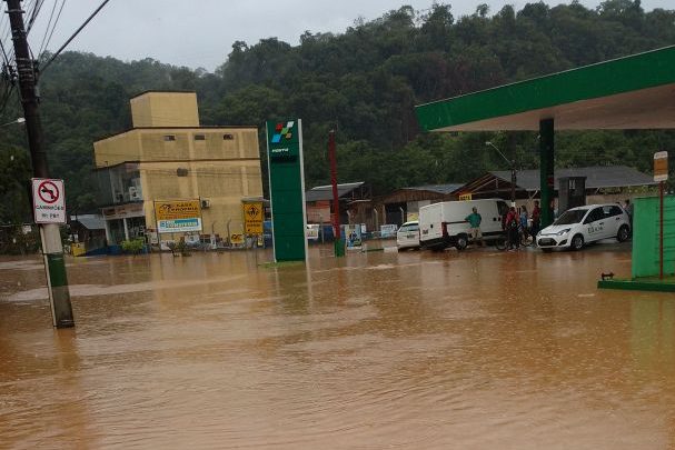 Temporal volta a alagar ruas e causar deslizamentos em Brusque