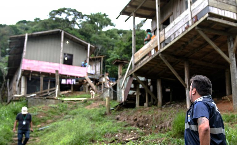 Casas na Vila Fortaleza são removidas por determinação do Ministério Público