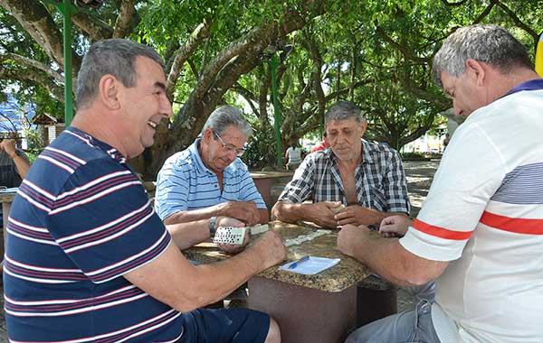 Fundação Cultural de Camboriú promove torneio de dominó na Praça das Figueiras