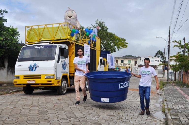 Águas de Camboriú faz doação de caixas d’água  para famílias carentes
