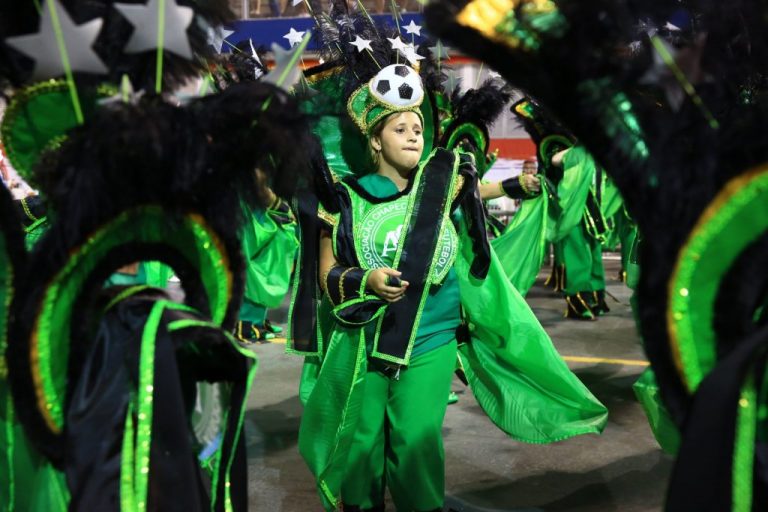 Escola de Samba de São Paulo homenageia Chapecoense