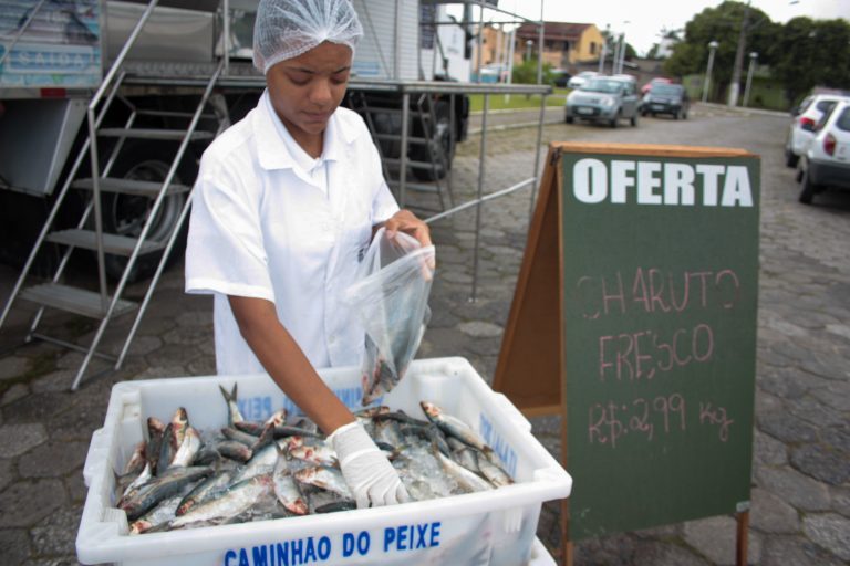 Pescado a R$2,99 no caminhão do Peixe em Itajaí