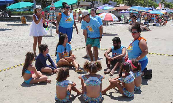 Brincadeiras na praia ensinam crianças a preservar o meio ambiente