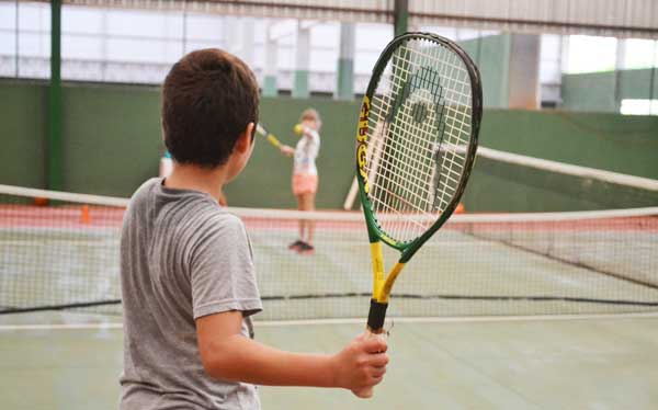 Crianças e adolescentes de Camboriú praticam tênis no Instituto Larri Passos