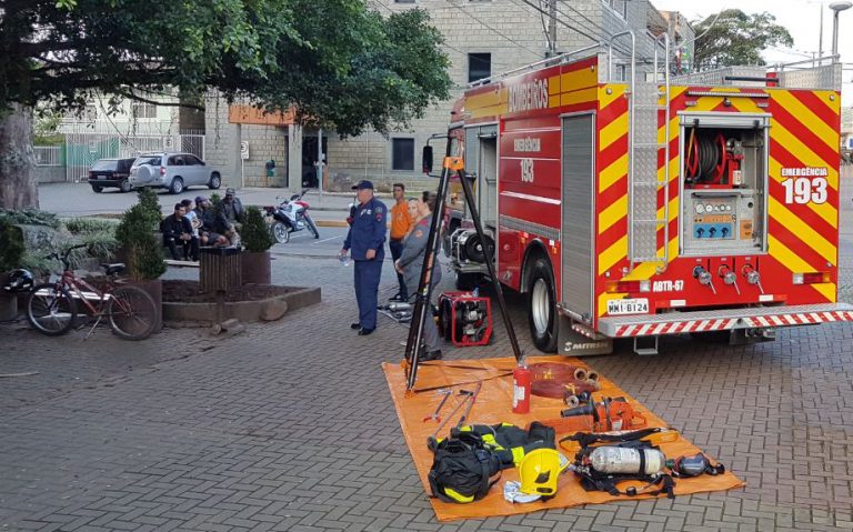 Corpo de Bombeiros de Camboriú promove atividades para a população na Praça das Figueiras