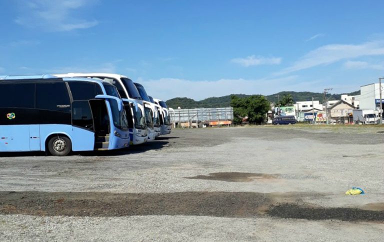 Vigilância Sanitária de Camboriú interdita estacionamento irregular no bairro Monte Alegre