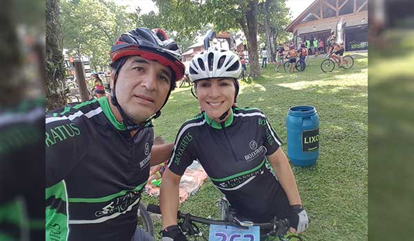 Casal de Camboriú conquista troféus em competição de ciclismo