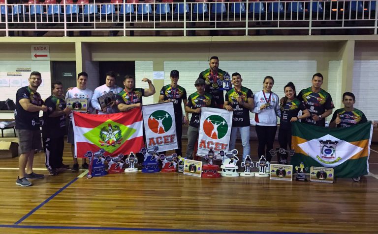 Atletas de levantamento de peso de Camboriú disputam competição nacional no sábado