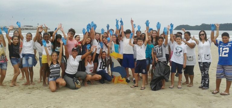 Alunos recolhem lixo na Praia da Atalaia
