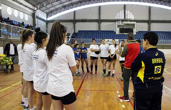 Handebol feminino volta aos treinos buscando mais um ano de conquistas