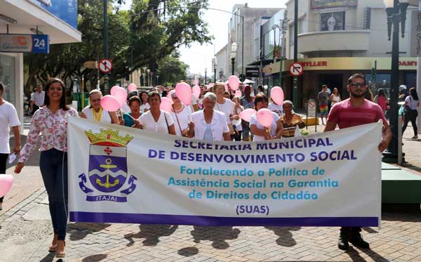 Caminhada pelo Dia Internacional da Mulher reúne cerca de 100 pessoas em Itajaí