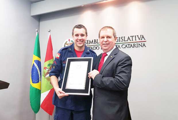 Bombeiro Militar de Balneário Camboriú recebe homenagem na ALESC