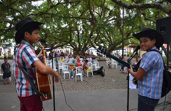 Viva Praça agitou Praça das Figueiras com roda de violeiros