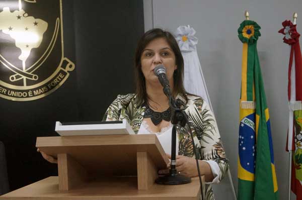 Jane Stefenn anuncia desligamento da base do governo Élcio Kuhnen na Câmara de Camboriú