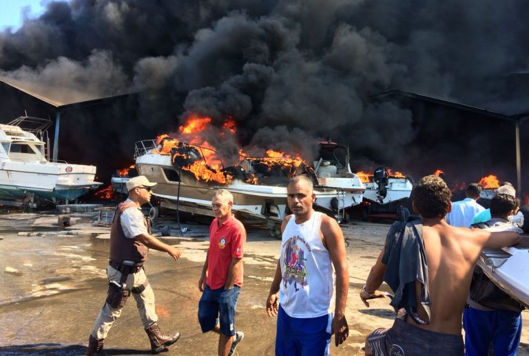 Incêndio destrói lanchas em estaleiro no Bonfim, em Salvador