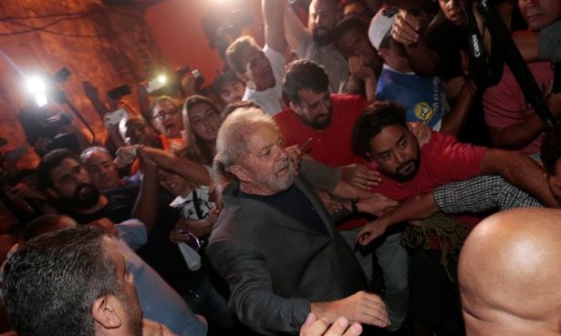 LULA PRESO! Ex-presidente deixa sindicato no ABC a pé e se entrega à PF.