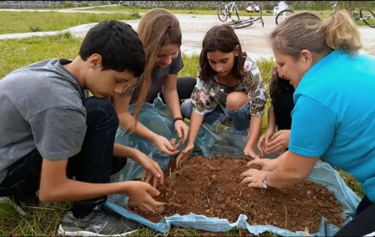 Alunos de Camboriú plantam mudas de árvores no Parque Linear