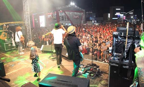 Armandinho-faz-show-para-Vila-da-Regata-lotada_85525