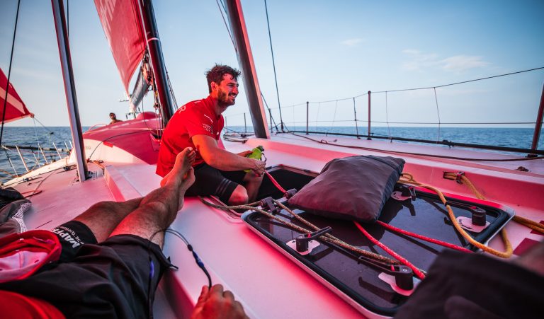 Curiosidades a bordo de um Volvo Ocean 65 atracado em Itajaí