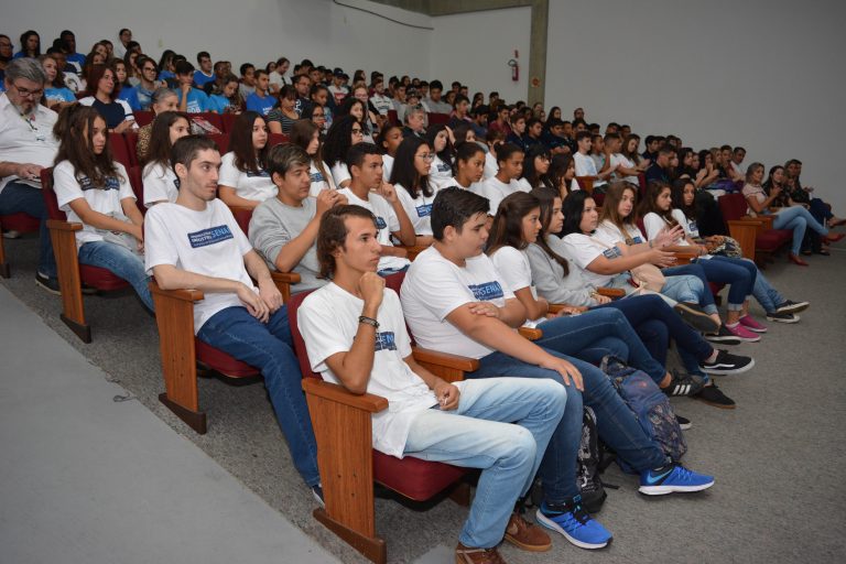 Palestra reúne 150 pessoas no Dia Internacional do Jovem Trabalhador