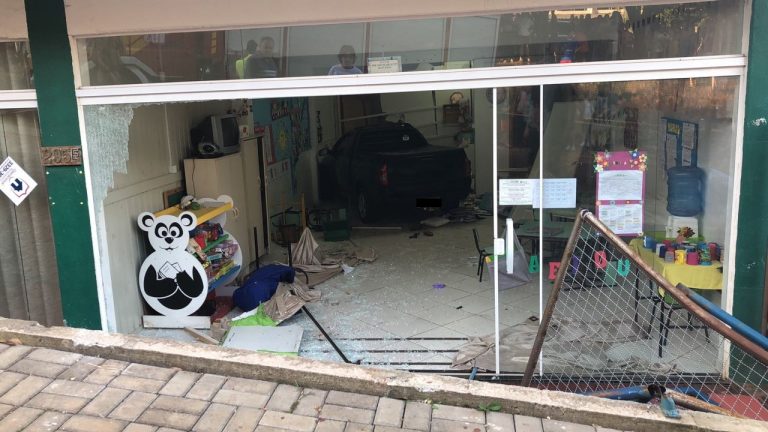 Motorista bêbado invade creche em Chapecó. 21 crianças ficam feridas.