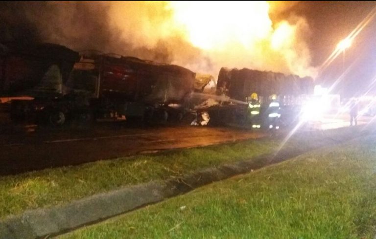 Carretas pegam fogo após acidente na BR-101, em Balneário Camboriú