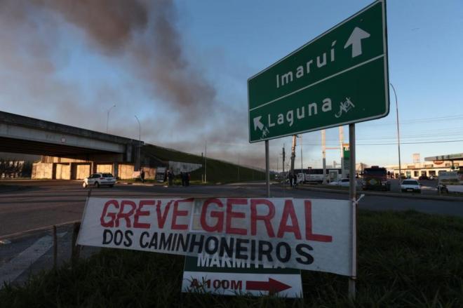 Caminhoneiros de SC criticam anúncio de Temer e dizem que vão continuar protestos