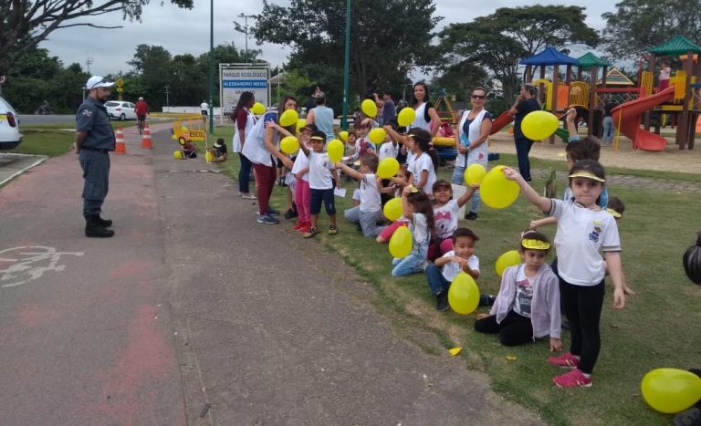 Centro de Educação Infantil participa de blitz educativa sobre o trânsito