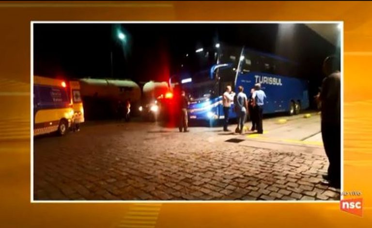 Ônibus que levava comerciantes de Tubarão é atingido por tiros durante assalto na BR-101, em Araquari
