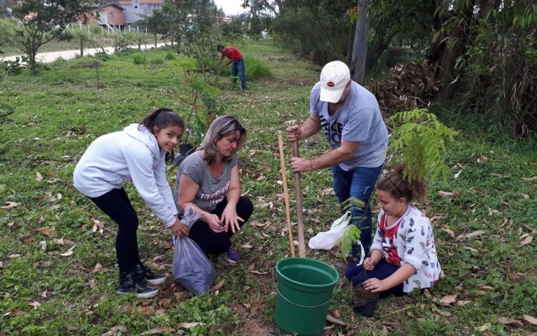 Fucam realiza plantio de árvores no leito do Rio Peroba