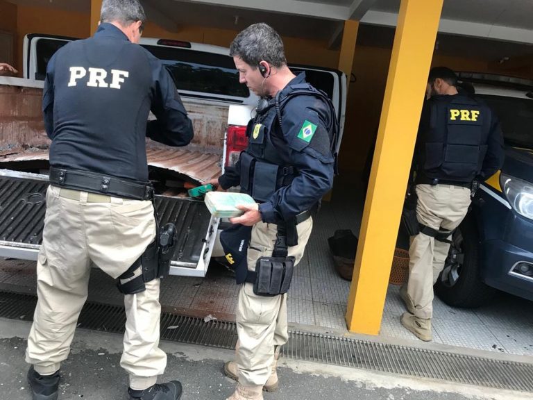Em abordagem de rotina, PRF apreende 50 quilos de drogas que iria para Itapema.