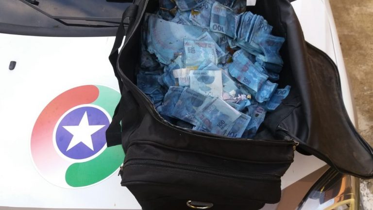 Agricultor de SC chama PM após achar mala com cerca de R$ 2 milhões em réplicas de notas de R$ 100