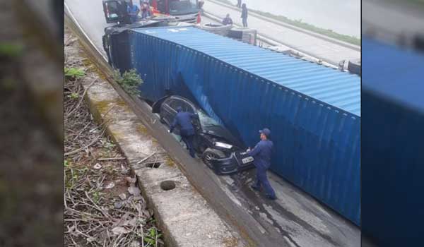 Caminhão contêiner tomba em cima de carro e mata uma pessoa em Brusque