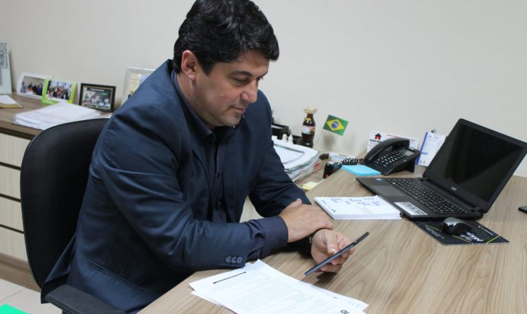 Prefeito de Porto Belo tem celular clonado.
