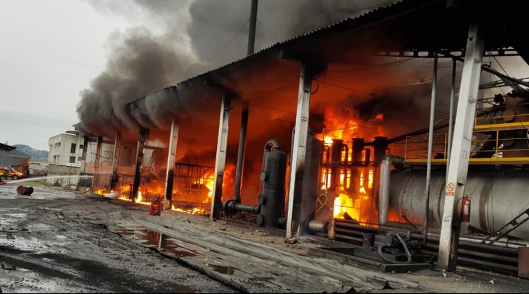 Empresa de reciclagem de óleo pega fogo em Itajaí. Em 2016, um operário morreu em outro acidente.
