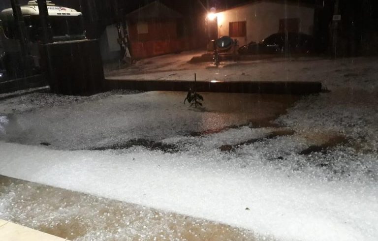 Chuva de granizo atinge cidades do Oeste de SC e provoca transtornos