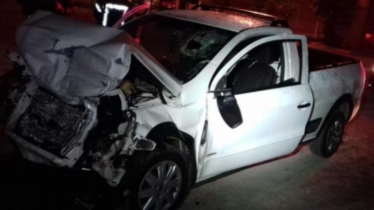 Homem morre após bater carro em caminhão estacionado