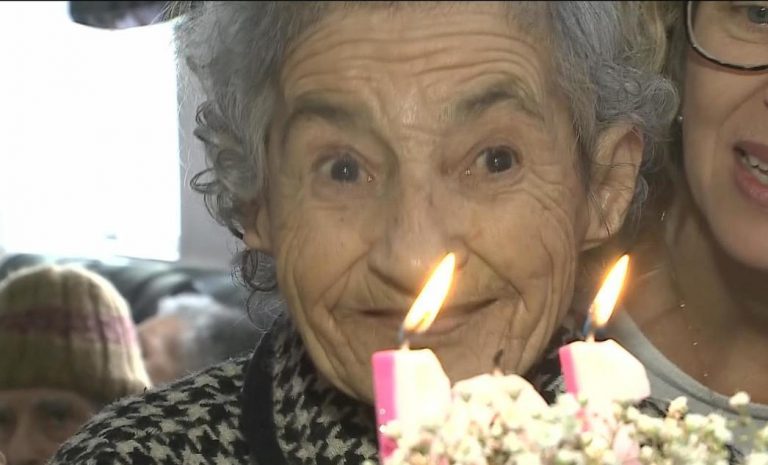 Idosa comemora aniversário de 101 anos em asilo de Itajaí