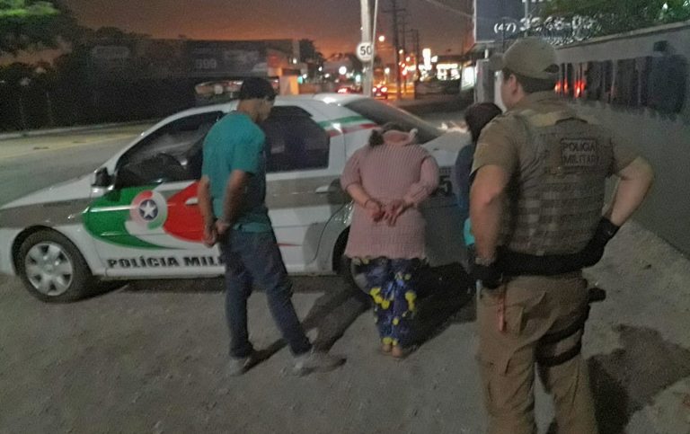 Cinco crianças são levadas a Conselho Tutelar após mãe e avó serem presas por tráfico em Navegantes
