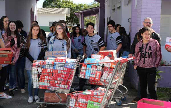 Alunos entregam cerca 500 litros de leite para o Asilo Dom Bosco